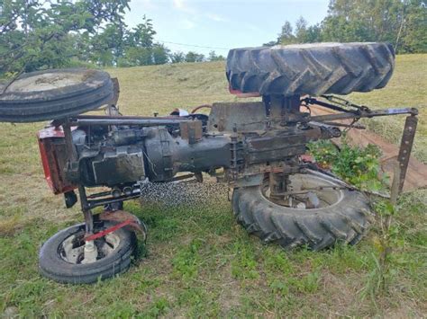 Zdjęcie ciągnika jednoosiowego marki Motor Sicz podczas prac polowych
