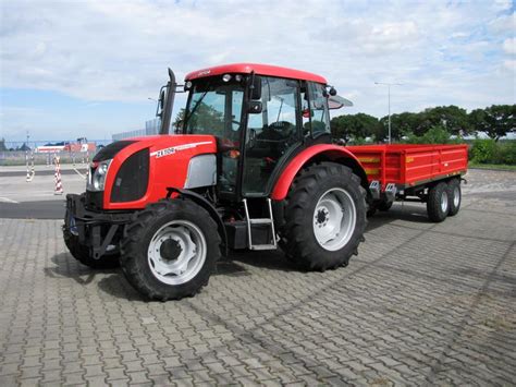 Ciągnik Zetor Proxima 65 z podłączoną przyczepą tandem