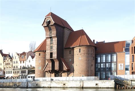 Widok historycznego Żurawia Gdańskiego od strony Motławy