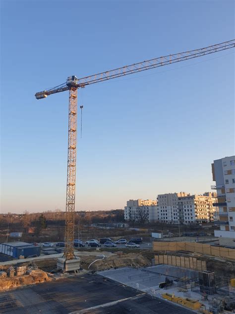 Różnice konstrukcyjne i montażowe żurawi górnoobrotowych i dolnoobrotowych