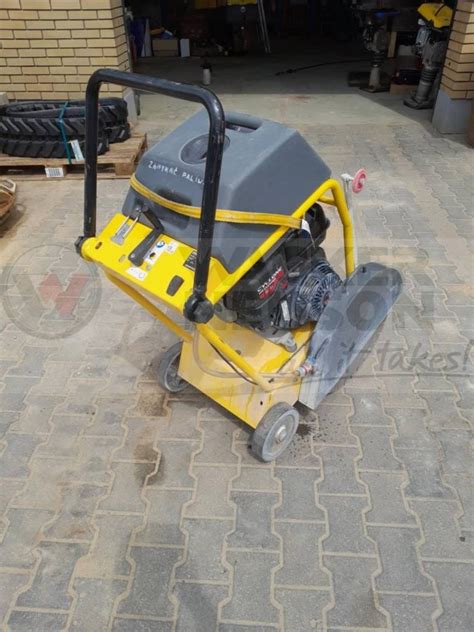 zdjęcie przecinarki jezdnej spalinowej Wacker Neuson BFS 1350 w akcji