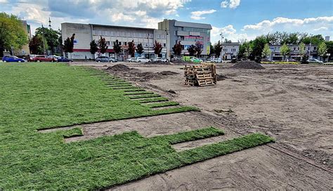 Zdjęcie porównawcze nowej i wyeksploatowanej rolki jezdnej wykazującej ślady zużycia bieżni