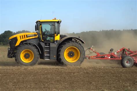 zdjęcie ciągnika JCB Fastrac w polu podczas prac uprawowych
