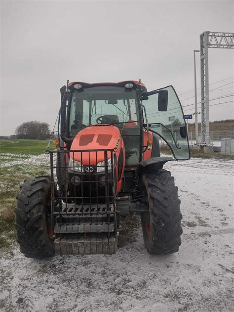 Kubota M5111 na tle pola