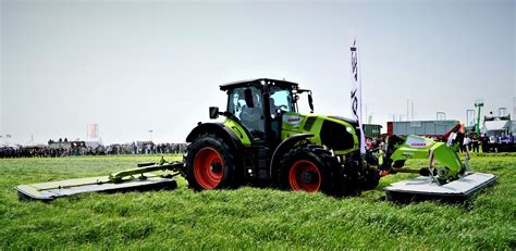Zdjęcie kosiarki Claas Disco 1010 w trakcie pracy na polu