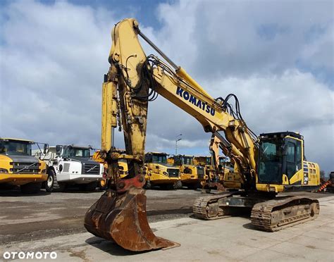 Koparka gąsienicowa Komatsu PC240 NLC-10 na placu budowy