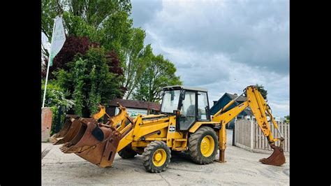 Zdjęcie koparko-ładowarki Komatsu FAI 266d w trakcie pracy