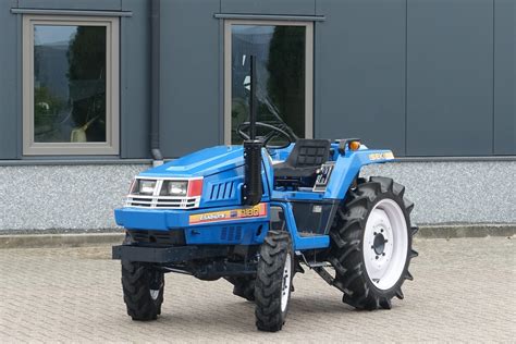 Thematyczne zdjęcie traktora Iseki Landhope pracującego w polu