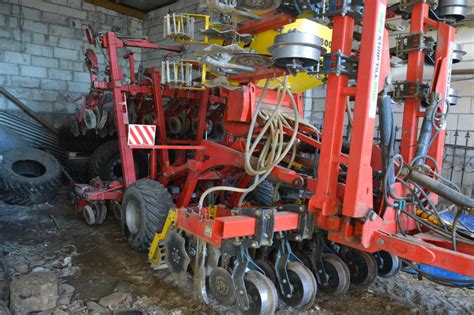 Zdjęcie przedstawiające sekcje robocze agregatu do uprawy pasowej z widocznymi zębami spulchniającymi i redlicami siewnymi.
