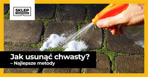 Tematyczne zdjęcie odśnieżarki pracującej na podjeździe z kostki brukowej