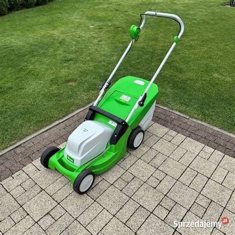 Nowoczesna kosiarka elektryczna Viking w akcji na trawniku