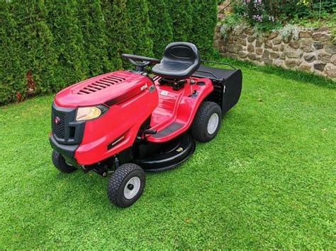 Traktor ogrodowy MTD SMART RC 125 w akcji na trawniku