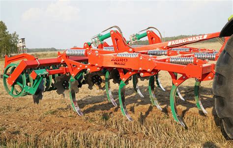Agregat ścierniskowy AGRO-MASZ APN w pracy na polu, widoczne zabezpieczenie NON-STOP