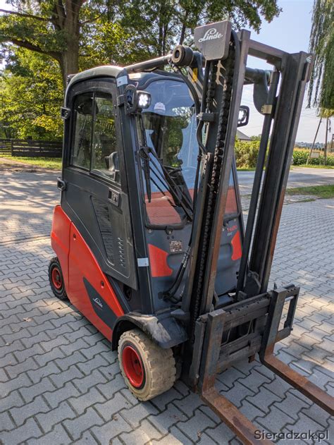 Wózek widłowy Linde H20 w akcji w magazynie