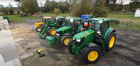 Zdjęcie ciągników John Deere 6M105 i 5075E w gospodarstwie hodowlanym