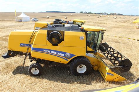 kombajn New Holland TC4.90 podczas pracy
