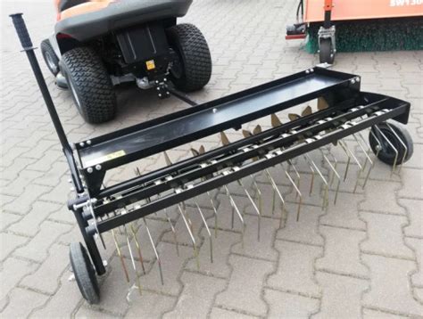 Zdjecie poglądowe traktorka ogrodowego, przedstawiające różne modele i marki na tle zielonego trawnika