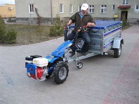 zdjęcie ciągnika jednoosiowego BCS z pracującą przystawką