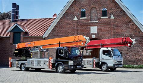 Zdjęcie przedstawiające model dźwigu HIAB 102 zamontowany na samochodzie ciężarowym.