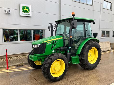 Zdjęcie ciągnika John Deere 5075E pracującego na małym polu
