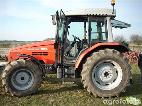 zdjęcie ciągnika SAME Silver 105 pracującego w polu