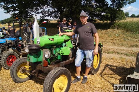 zdjęcie traktorka samoróbki w akcji (np. podczas orki lub koszenia)