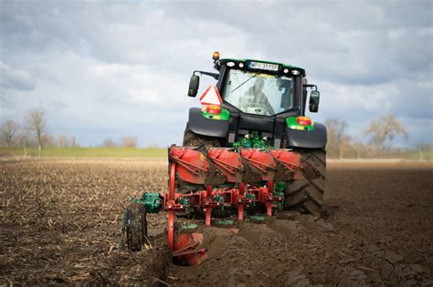 zdjęcie pługa obrotowego Kverneland w trakcie pracy na polu