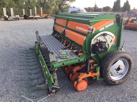 Traktor z podpiętym siewnikiem AMAZONE D9 3000 Super na polu