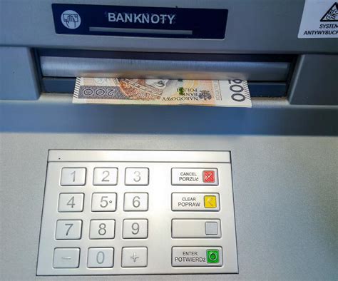 Wnętrze bankomatu z widokiem na opcje finansowe w grze