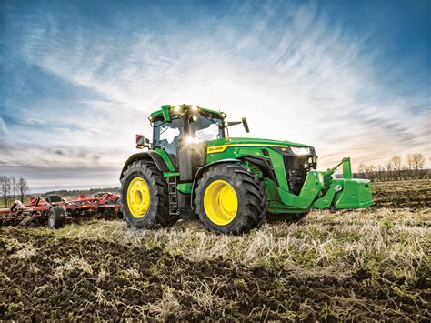 Czarny ciągnik John Deere 8R 340 w akcji na polu