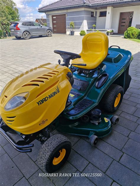 Zdjęcie przedstawiające traktorek Yard Man 756 w pracy na trawniku