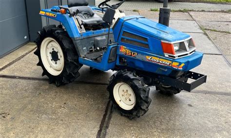 Iseki TU160 na tle krajobrazu rolniczego