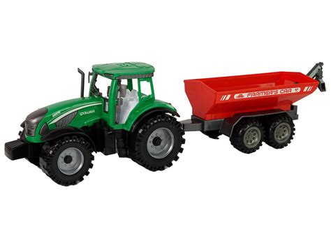 Zabawkowy traktor z przyczepką w realistycznym otoczeniu, dziecko bawi się w farmera