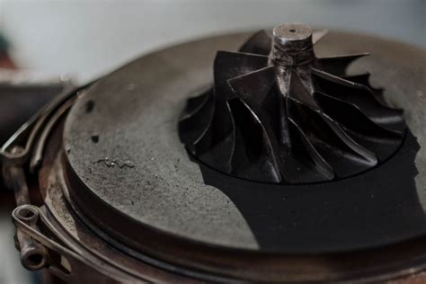 Zniszczone elementy turbosprężarki przykłady