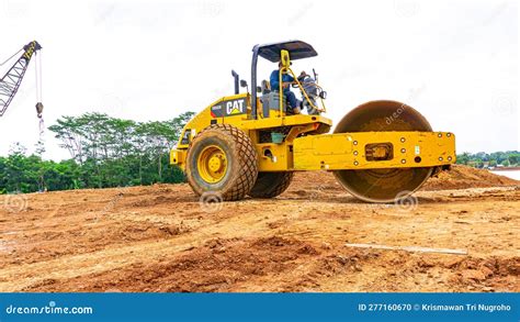 Infographics showing different parts of a road roller and how it compacts soil