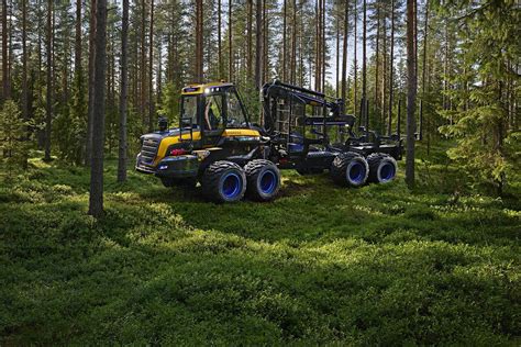 Forwarder transportujący drewno w lesie