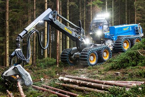 Harwester ścinający i okrzesujący drzewa