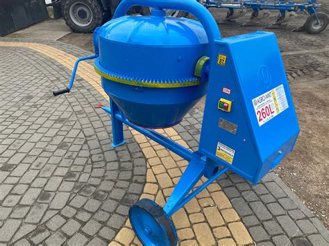 Betoniarka AGRO-WIKT BWA 200 w trakcie pracy