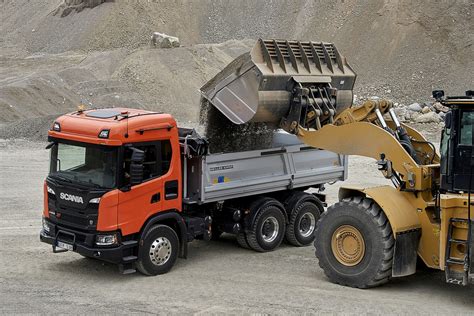Zdjęcie przedstawiające wywrotkę Scania serii XT w warunkach budowlanych
