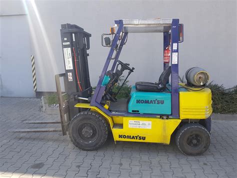 Wózek widłowy Komatsu Diesel w akcji na placu budowy lub w magazynie zewnętrznym