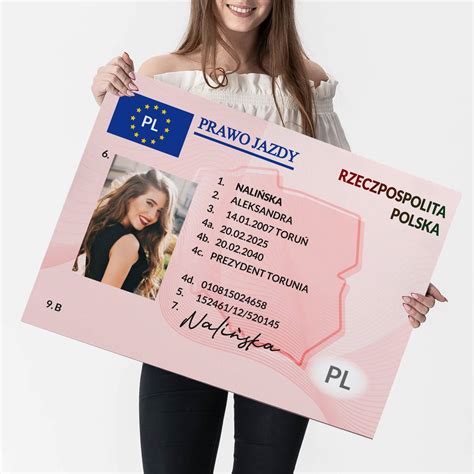 Infografika przedstawiająca wymagania dla kierowcy: prawo jazdy, kwalifikacje i podstawowe nawyki bezpieczeństwa.