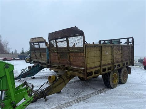 Zdjęcie rozrzutnika obornika Fortschritt T-088 w akcji