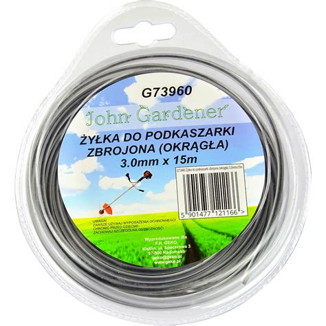 zdjęcie kosy spalinowej John Gardener G81061 w akcji, koszącej trawę