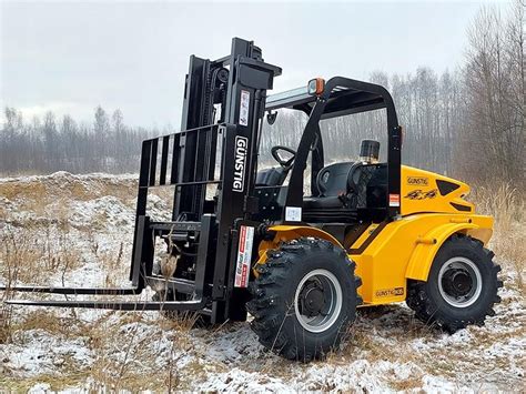 Wózek widłowy terenowy Hangcha XF 4WD pokonujący przeszkody