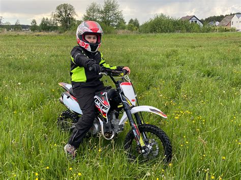 Tabela przedstawiająca zasady przewożenia dzieci na motocyklu, z podziałem na wiek i wymagania.