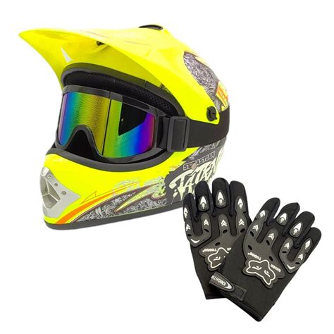 Zestaw akcesoriów motocyklowych dla dziecka: kask, kurtka, rękawice, buty i specjalny fotelik.