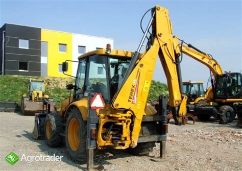 koparko-ładowarka Terex/Fermec 860 z łyżką przednią w akcji