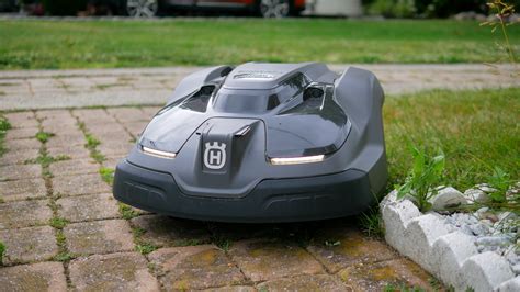 Thematic photo of Husqvarna Automower robot mowing a lawn