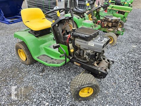 Zdjęcie silnika Kawasaki w traktorku John Deere
