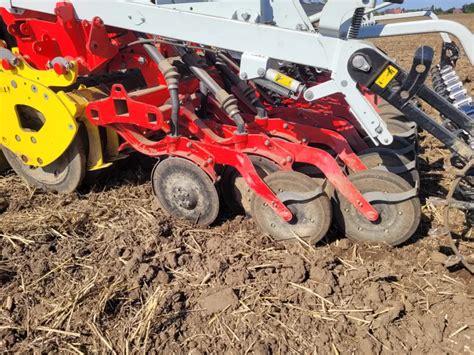 Schemat przedstawiający pracę bron talerzowych z podkreśleniem cięcia resztek pożniwnych i mieszania ich z glebą